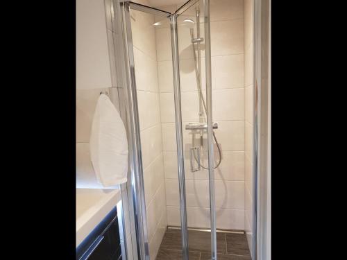 um chuveiro com uma porta de vidro na casa de banho em NEU! Ferienwohnung Mien lütte Boe SPO em Sankt Peter-Ording
