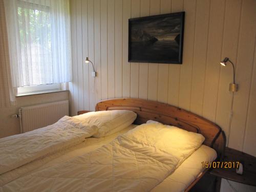 Postel nebo postele na pokoji v ubytování Bungalow Friese 700 Meter vom Strand