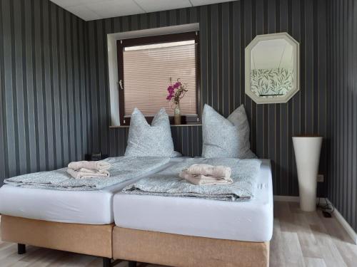 ein Schlafzimmer mit 2 Betten und Handtüchern darauf in der Unterkunft NEU Apartment Hanka in Crostwitz