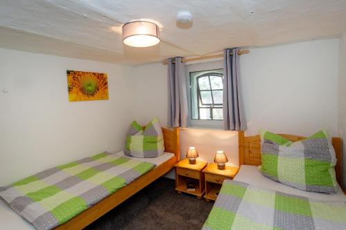 two twin beds in a small room with a window at NEU! Ferienwohnung Zur Eiche in Toppenstedt