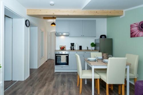 a kitchen and dining room with a table and chairs at NEU! Appartement Zur Heideblüte in Toppenstedt