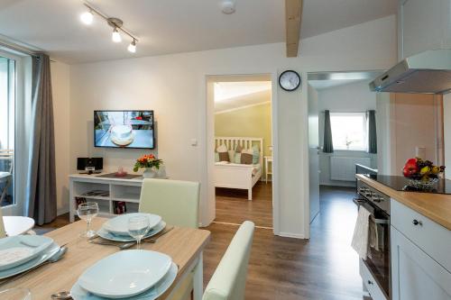 a kitchen and living room with a table and a dining room at NEU! Appartement Zur Heideblüte in Toppenstedt