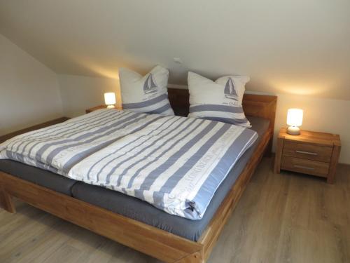 מיטה או מיטות בחדר ב-NEU! Landhaus Lüttje Nüst