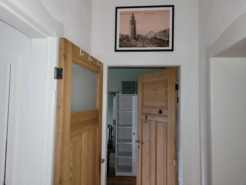 un couloir avec une porte et une photo sur le mur dans l'établissement NEU! Stilvolle FeWo Finsterwalde, à Finsterwalde