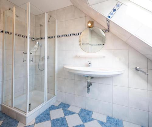 a bathroom with a sink and a shower at NEU! Moderne FeWo Ostseebrise Fehmarn in Petersdorf auf Fehmarn