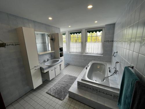 a bathroom with a tub and a sink and a bath tub at NEU! Ferienwohnung Nordlicht in Sande