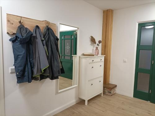 a dressing room with a mirror and a dresser and a mirror at NEU! Modernes Ferienhaus im Hochmoor in Leer