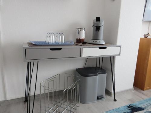 a white table with a blender on top of it at NEU Doppelzimmer an der Nordsee in Dornum