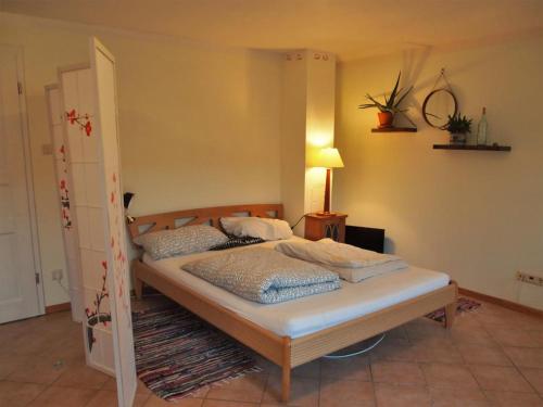 a bedroom with a bed in a room at NEU Fewo im Bauernhaus mit idyllischem Innenhof und Naturgarten in Mesekenhagen