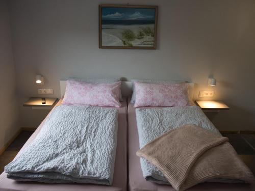 twee bedden naast elkaar in een slaapkamer bij NEU! Ferienhaus Nordeck in Berumbur