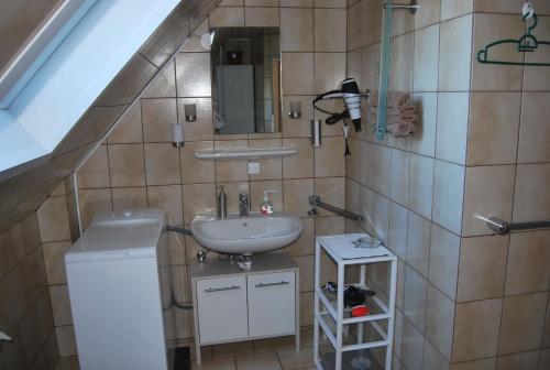 a bathroom with a sink and a mirror at NEU! Schönes Urlaubsdomizil an der Nordsee in Stedesdorf