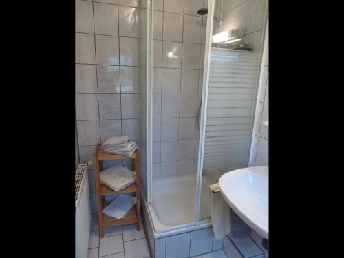 a bathroom with a shower and a sink and a tub at NEU Ferienwohnung Wellenrauschen in Westerholt