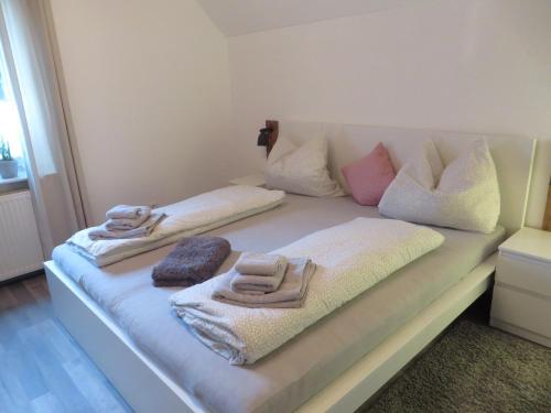 a white couch with towels on it in a room at NEU Huus Inge und Manni in Dornum