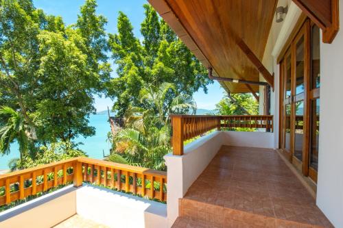 a balcony of a house with a view of the ocean at 悬崖别墅 无边海景 直达海滩 五卧泰式独栋私人泳池别墅 超漂亮日出 in Phuket Town