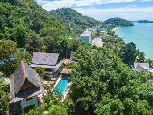 an aerial view of a resort next to the water at 悬崖别墅 无边海景 直达海滩 五卧泰式独栋私人泳池别墅 超漂亮日出 in Phuket Town