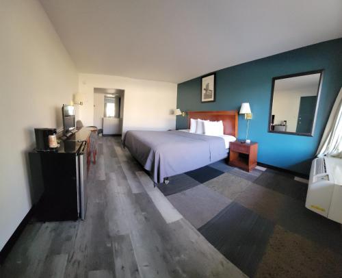 ein Hotelzimmer mit einem Bett und einem Spiegel in der Unterkunft Newburgh Inn in Newburgh