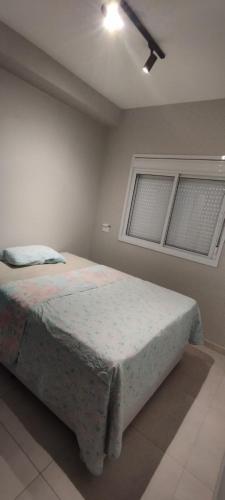 um quarto com uma cama e duas janelas em Quarto Privativo em Alphaville em Barueri