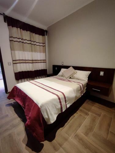 1 dormitorio con 1 cama grande en una habitación en Casa Mictlan. Habitaciones en el Centro de Mitla., en San Pablo Villa de Mitla