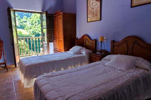 Cet appartement comprend une chambre avec deux lits et un balcon. dans l'établissement El Ferreiru 1, Casa Rural en un Entorno Natural, à Ricabo