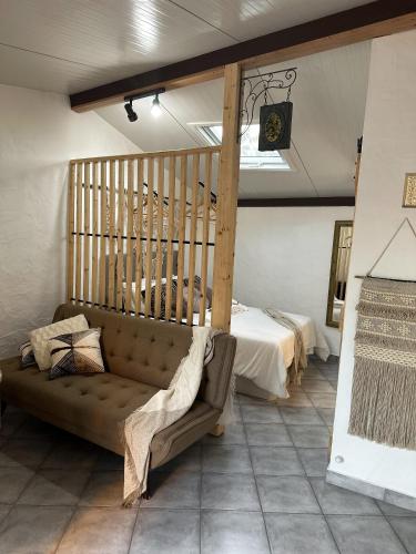 ein Wohnzimmer mit einem Sofa und einem Bett in der Unterkunft Estúdio em Alte - KARMEA HOUSES in Alte