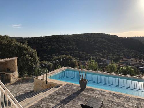 Bazén v ubytování El Encinar de Carol nebo v jeho okolí