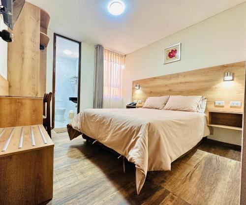 een hotelkamer met een groot bed en een badkamer bij Arequipa Inn in Arequipa