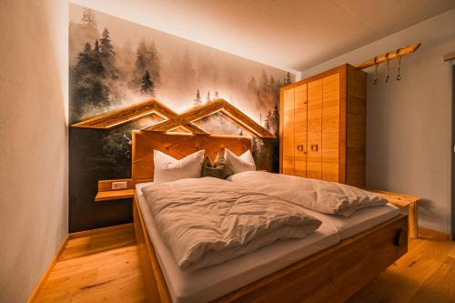 een slaapkamer met een groot bed en een schilderij aan de muur bij Bergglück in Seiffen