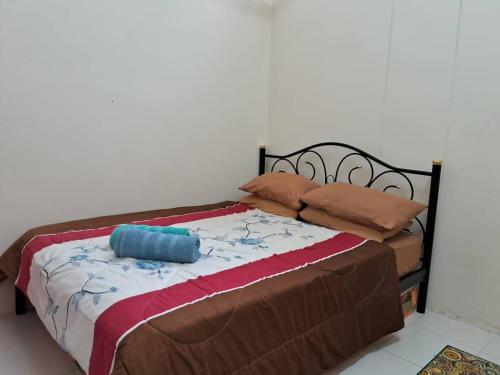 a bedroom with a bed with aokedokedoked at Teratak Homestay in Changlun