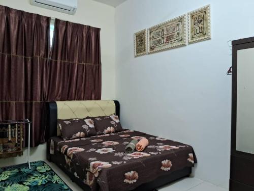 a bedroom with a bed and a window at Teratak Homestay in Changlun