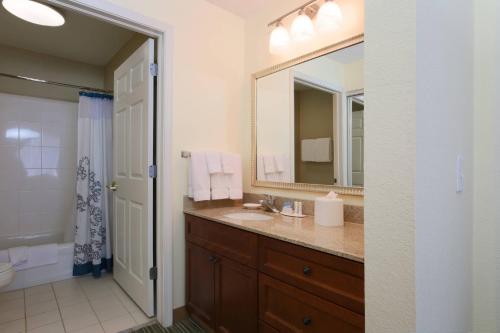 Residence Inn by Marriott Fort Smith tesisinde bir banyo