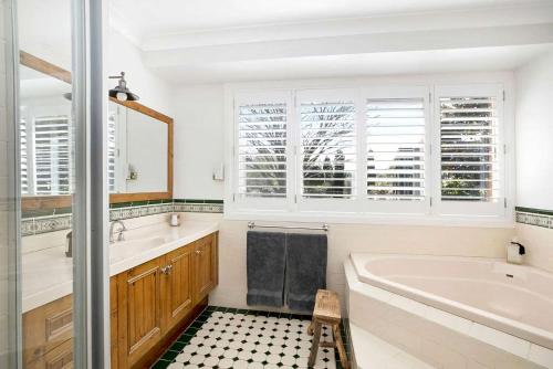 Avonlea, Bowral, Southern Highlands في بورال: حمام أبيض مع حوض ومغسلة