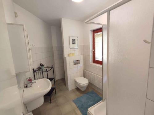 uma casa de banho branca com um WC e um lavatório em Holiday home in Zamardi - Balaton 45334 em Zamárdi
