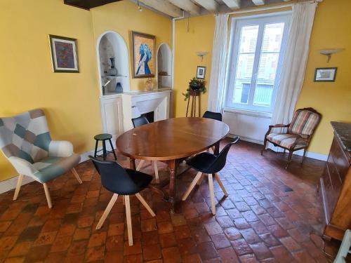 Φωτογραφία από το άλμπουμ του Appartement charmant, 3 chambres, centre de Meung-sur-Loire, près de la Loire et du château - FR-1-590-246 σε Meung-sur-Loire