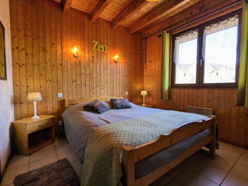 Ένα ή περισσότερα κρεβάτια σε δωμάτιο στο Chalet confortable 3 chambres, proche Gérardmer, avec garage, balcon et équipements bébé. - FR-1-589-195