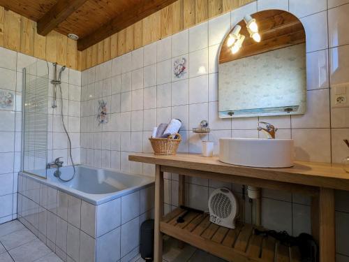 Ένα μπάνιο στο Chalet confortable 3 chambres, proche Gérardmer, avec garage, balcon et équipements bébé. - FR-1-589-195