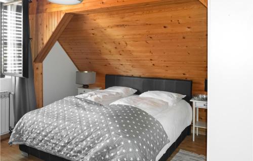 sypialnia z dużym łóżkiem i drewnianym sufitem w obiekcie Beautiful Home In Budrovac With Wi-fi w mieście Budrovac