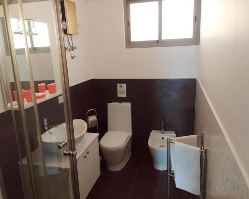 ein Bad mit einem WC und einem Waschbecken in der Unterkunft Homeity Property in Mindelo