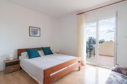 Ένα ή περισσότερα κρεβάτια σε δωμάτιο στο Apartments with parking space Mandre, Pag - 18748