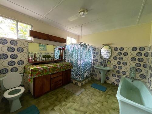 ein Bad mit einem WC und einem Waschbecken in der Unterkunft Room LE BASSIN in Mariuti