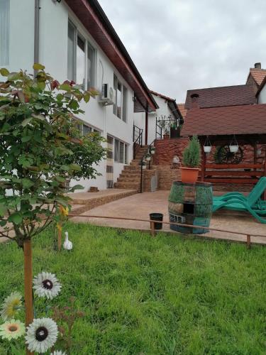 a backyard of a house with a garden at lclc in Dubova