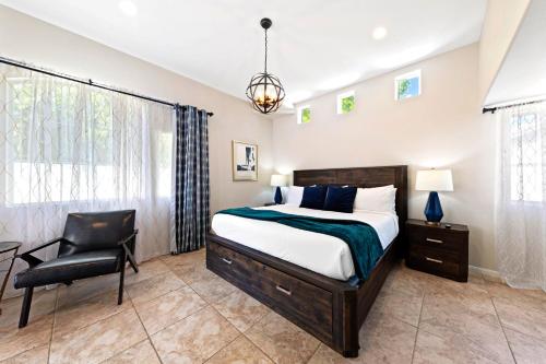 sypialnia z łóżkiem, krzesłem i oknem w obiekcie Ultimate Vacation: A Luxurious Oasis with a Pool! w Las Vegas