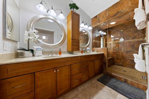 łazienka z dużą umywalką i prysznicem w obiekcie Ultimate Vacation: A Luxurious Oasis with a Pool! w Las Vegas