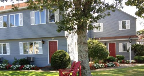 a house with a red bench in front of it at Red Horse Inn in Falmouth