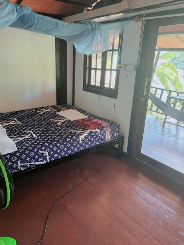 sypialnia z łóżkiem w pokoju z oknem w obiekcie Silver cliff room 3 w mieście Than Sadet Beach