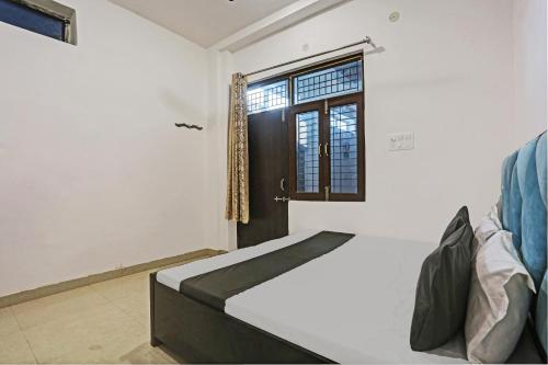 1 dormitorio con cama y ventana en SPOT ON Shree Sarveshwar Party Lawn And Hotel en Kānpur