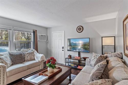 Posezení v ubytování Tranquil 2BR Apt Mpls - 8073 Apt 1