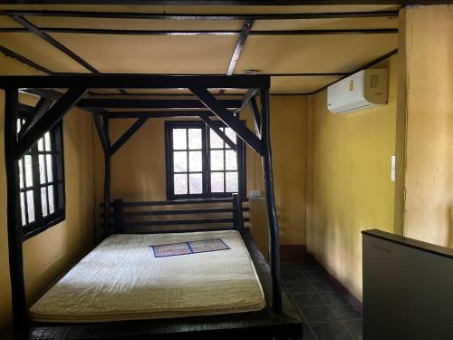 sypialnia z łóżkiem w pokoju w obiekcie Silver cliff room 15 w mieście Than Sadet Beach