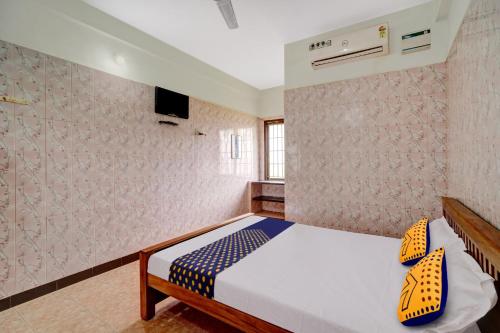 En eller flere senge i et værelse på OYO Flagship Sri Balaji Lodge Non Ac