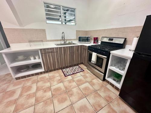 uma cozinha com um lavatório e um fogão em Crash Boat 1 em Matias