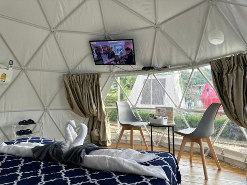 Postel nebo postele na pokoji v ubytování Ozone by บ้านเขาค้อ